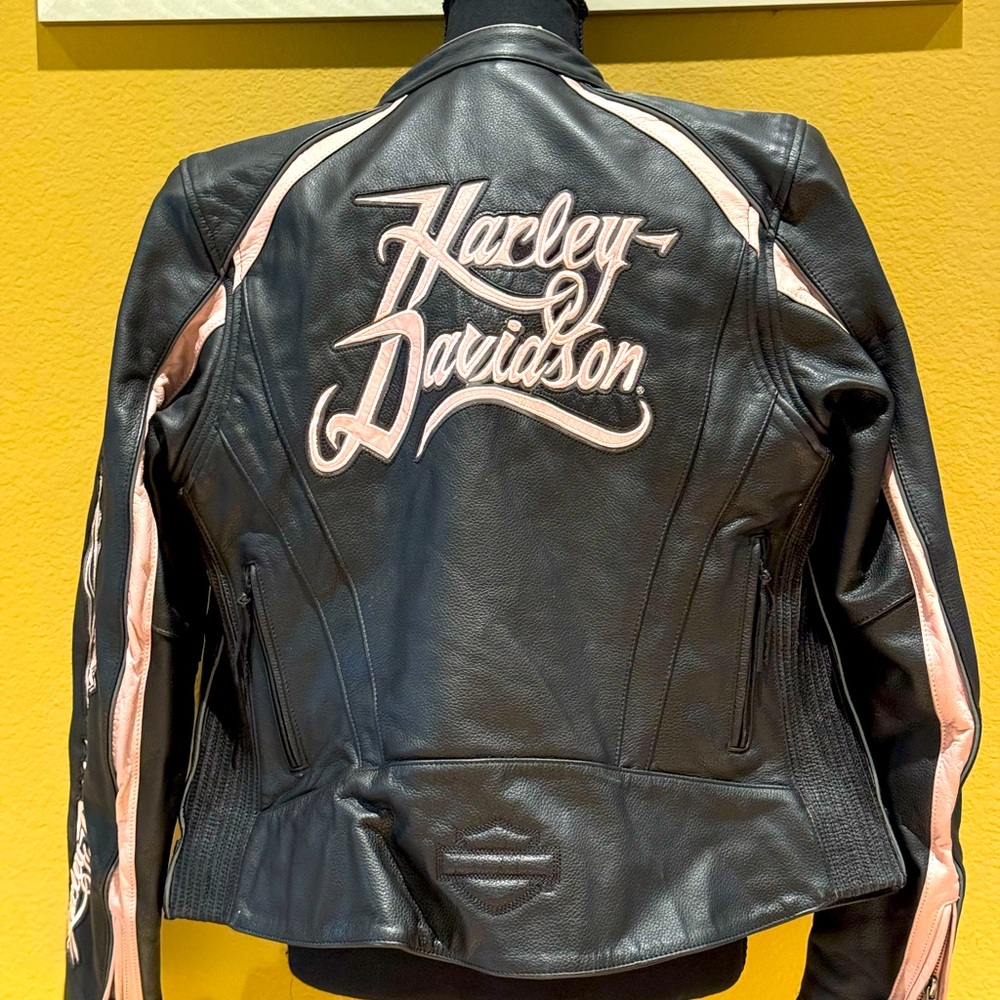 Harley Davidson motorcycle riding jacket. 100% leather and lined. Form fitting
